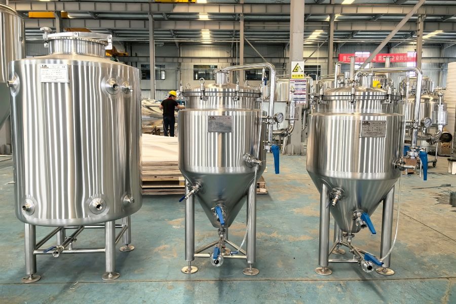 Ферментер и гликолевый резервуар.jpg