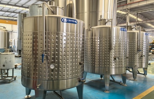 Резервуар для вина объемом 2500 л.jpg